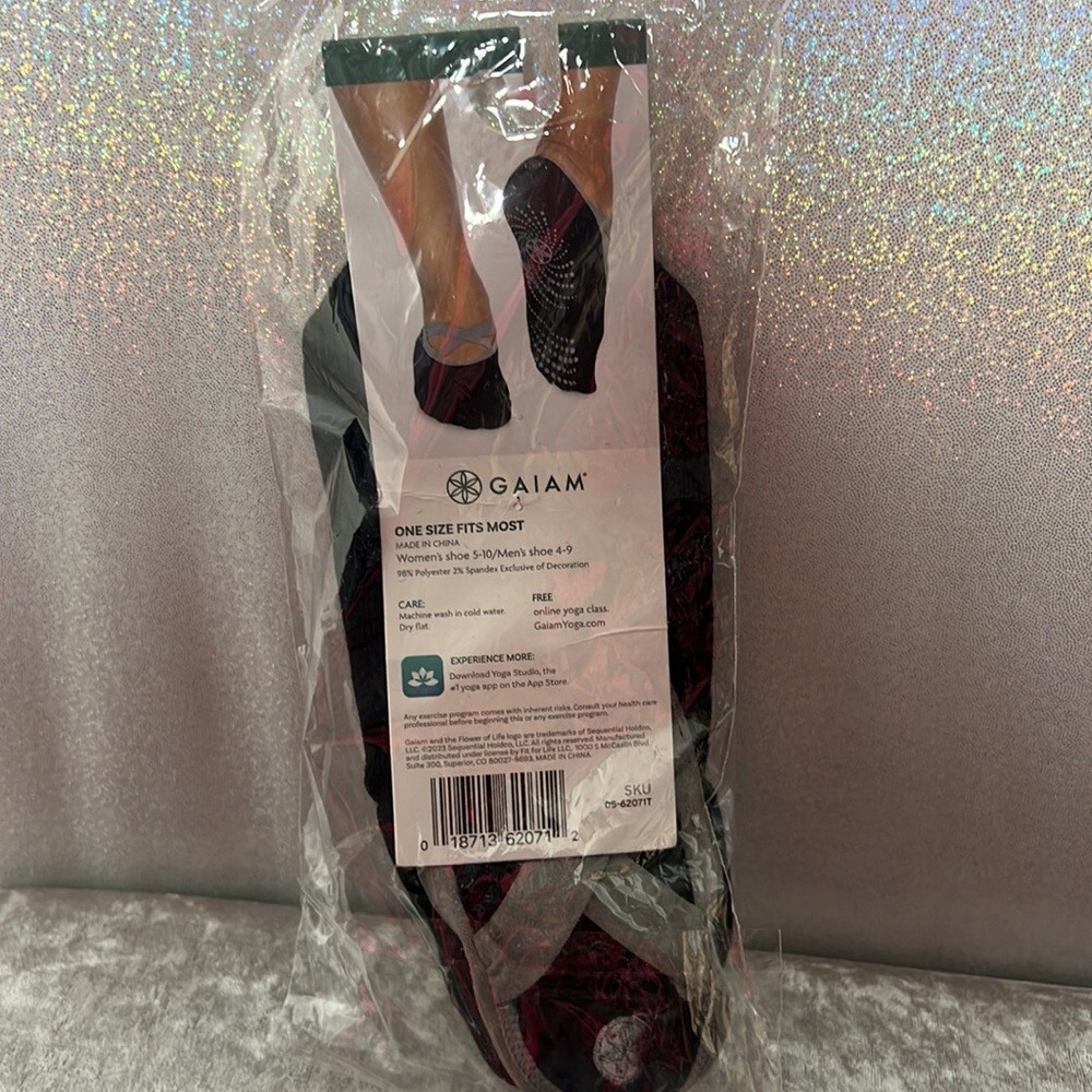 Gaiam yoga barre socks no slip grippy dance Pilates workout yoga Grey black